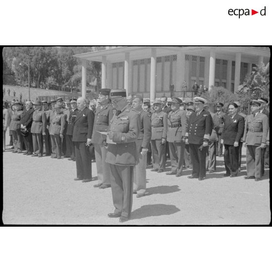 L'armée française présente ses condoléances lors de la cérémonie célébrée par l'armée américaine, sur la place du Forum d'Alger, à l'occasion des funérailles du président Roosevelt.