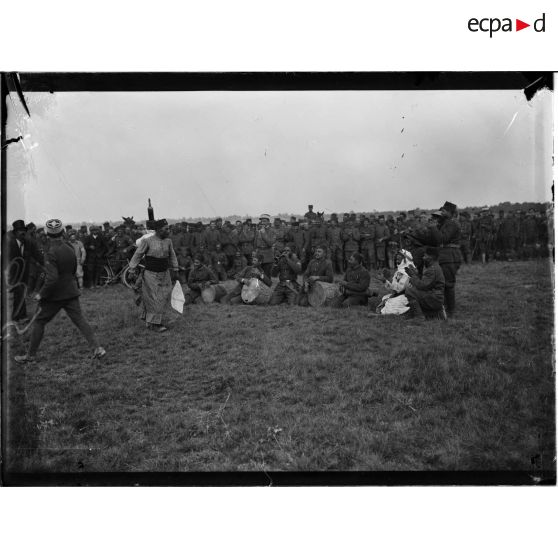 Vouzy. Marne. Fête de la Division Marocaine. La danse du ventre. [légende d'origine]