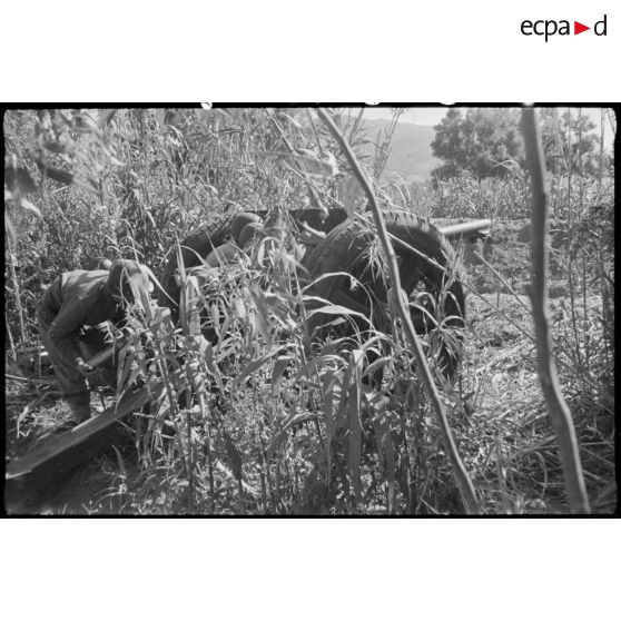 Deux soldats tirent à l'obusier, canon régimentaire de 76 mm M1927.
