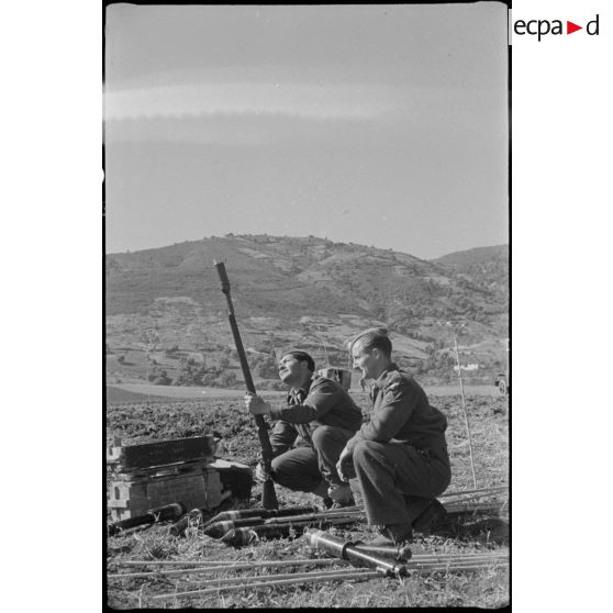 Deux soldats postés en rase campagne s'entrainent au tir au fusil Lebel équipé d'une grenade antichar.