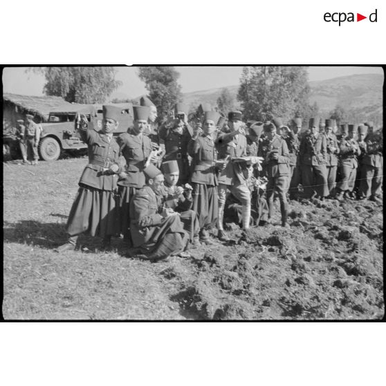 Entrainement d'un régiment de zouaves, en présence d'un officier général.