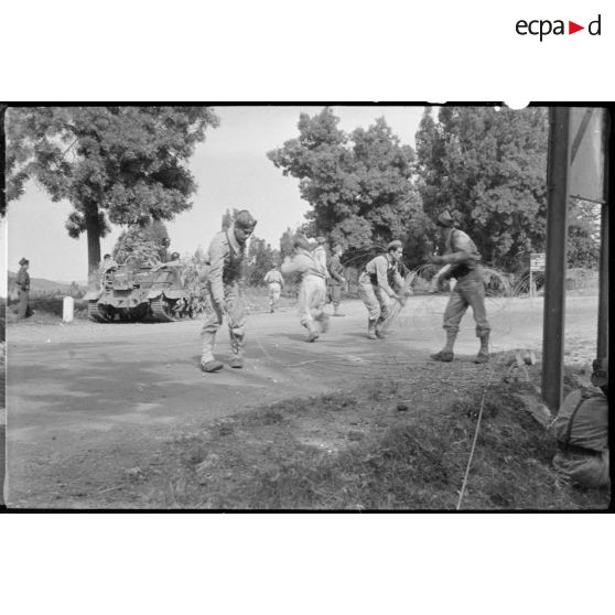 Soldats en manoeuvre dans une forêt.