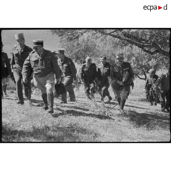 Des personnalités militaires se rassemblent à un poste d'observation pour superviser l'évolution de la manoeuvre, au sommet d'une colline.