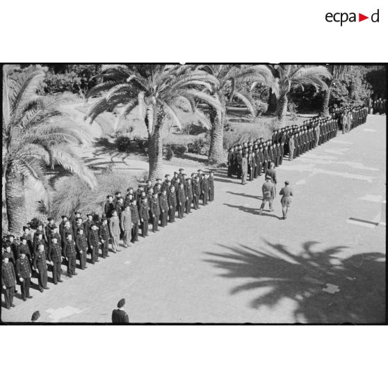 Vue aérienne du général de corps d'armée Henry Martin, commandant le 19e corps d'armée (CA), qui passe en revue les troupes des élèves de l'école militaire préparatoire nord-africaine (EMPNA) d'Hammam Righa.