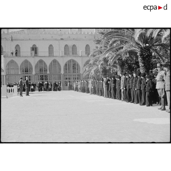 Le général de corps d'armée Henry Martin, commandant le 19e corps d'armée (CA), passe en revue les troupes des élèves de l'école militaire préparatoire nord-africaine (EMPNA) d'Hammam Righa, devant l'école.