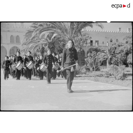 Défilé de la musique militaire des enfants de troupe de l'école militaire préparatoire nord-africaine (EMPNA) d'Hammam Righa.