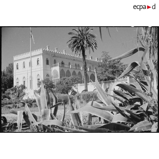 Vue d'ensemble, depuis le jardin, de l'école militaire préparatoire nord-africaine (EMPNA) d'Hammam Righa, à côté de laquelle se trouve le général de corps d'armée Henry Martin, commandant le 19e corps d'armée (CA).