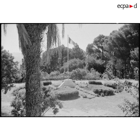 Drapeau français, à l'occasion du 3e anniversaire de la remise du drapeau, dans les jardins de l'école militaire préparatoire nord-africaine (EMPNA) d'Hammam Righa.