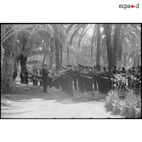 La musique militaire des enfants de troupe de l'école militaire préparatoire nord-africaine (EMPNA) d'Hammam Righa, dans les jardins, sous les palmiers.