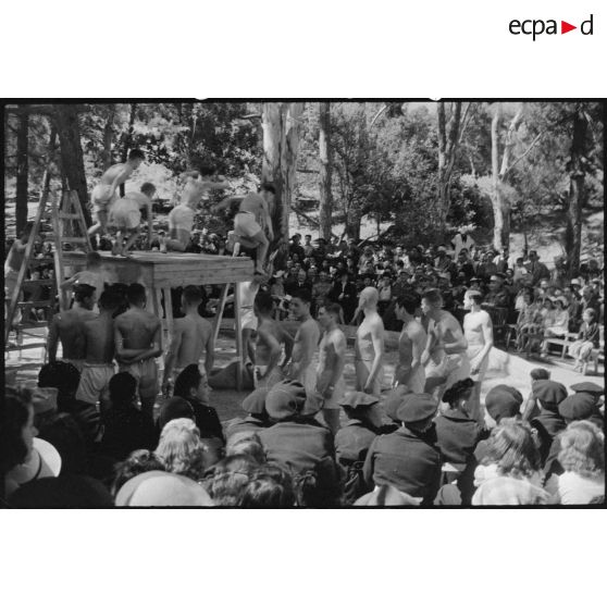 Fête sportive dans les jardins de l'école militaire préparatoire nord-africaine (EMPNA) d'Hammam Righa, en présence de personnalités militaires et civiles.