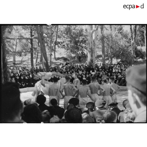 Fête sportive dans les jardins de l'école militaire préparatoire nord-africaine (EMPNA) d'Hammam Righa, en présence de personnalités militaires et civiles.