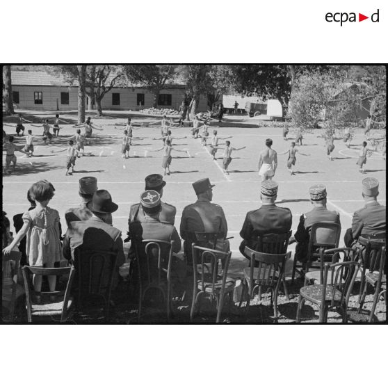 Fête sportive dans la cour de l'école militaire préparatoire nord-africaine (EMPNA) d'Hammam Righa, sous le regard du général de corps d'armée Henry Martin, commandant le 19e corps d'armée (CA), et de personnalités militaires et civiles.
