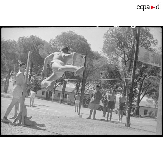 Deux élèves de l'école militaire préparatoire nord-africaine (EMPNA) d'Hammam Righa pratiquent le saut en hauteur, sous le regard du général de corps d'armée Henry Martin, commandant le 19e corps d'armée (CA).