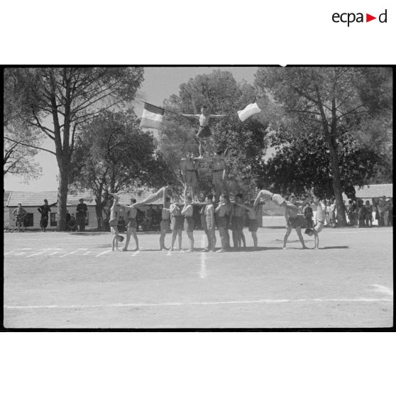 Pyramide humaine réalisée par les élèves de l'école militaire préparatoire nord-africaine (EMPNA) d'Hammam Righa.