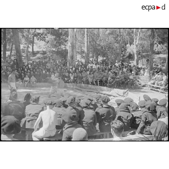 Match de boxe organisé pour la fête sportive par l'école militaire préparatoire nord-africaine (EMPNA), en présence du général de corps d'armée Henry Martin, commandant le 19e corps d'armée (CA) et de personnalités civiles et militaires.