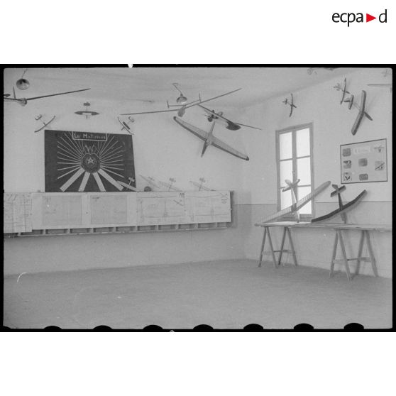 Salle de classe d'aviation dans l'école militaire préparatoire nord-africaine (EMPNA) d'Hammam Righa.