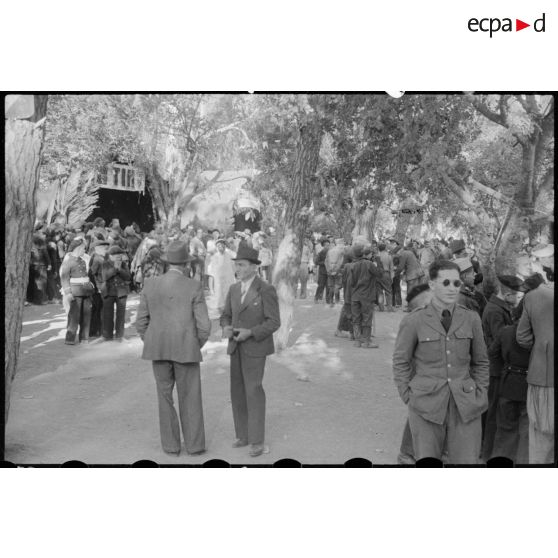 Fête annuelle de l'école militaire préparatoire nord-africaine (EMPNA) d'Hammam Righa, en présence de personnalités militaires et de personnalités civiles.