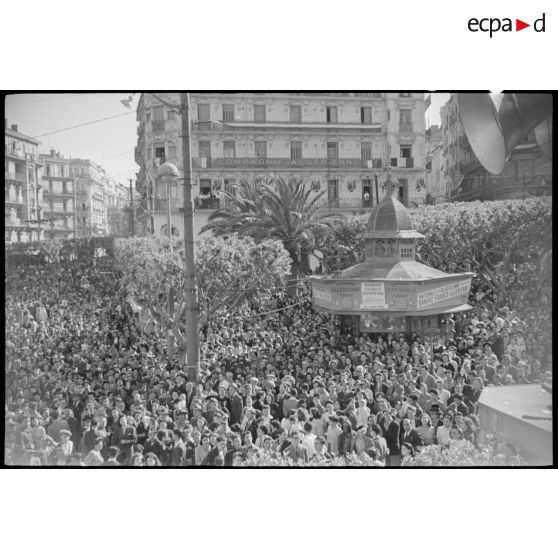 Manifestation de la population civile à Alger, à la suite de la libération du 8 mai 1945.