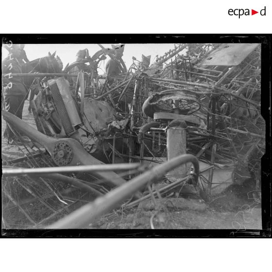 Clamecy (Aisne). Gotha abattu au retour d'un raid sur Paris. Une des hélices et partie de moteur. [légende d'origine]