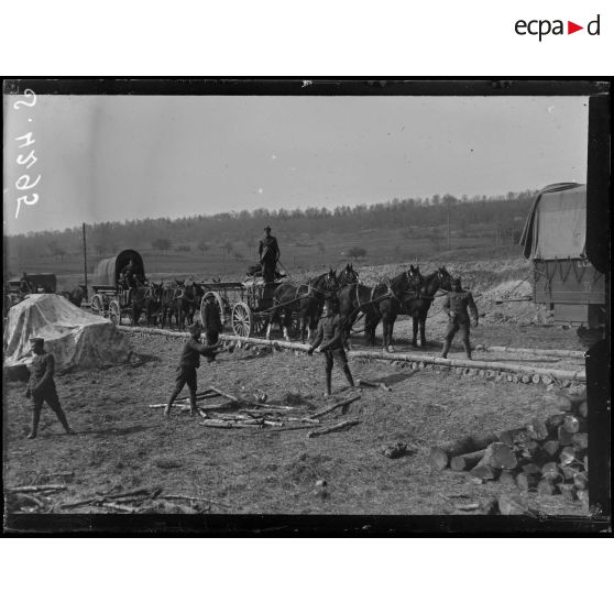 Missy-sur-Aisne (Aisne). Gare américaine de ravitaillement. Chargement de rondins. [légende d'origine]