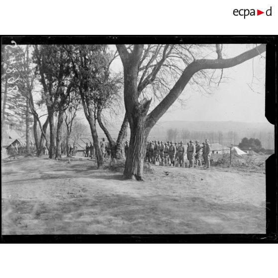 Condé-sur-Aisne. Soldats se préparant à monter en ligne. [légende d'origine]