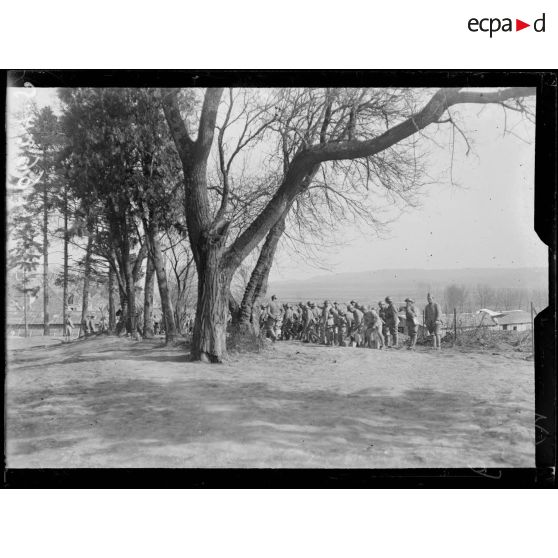 Condé-sur-Aisne. Soldats se préparant à monter en ligne. [légende d'origine]