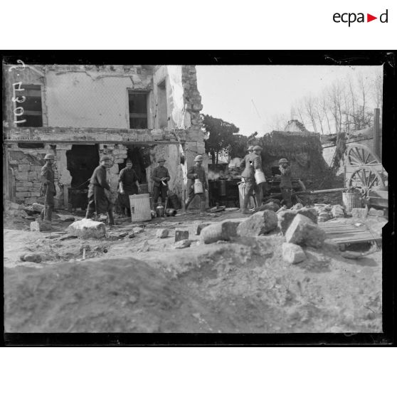 Celles-sur-Aisne, cantonnement américain. Une cuisine. [légende d'origine]