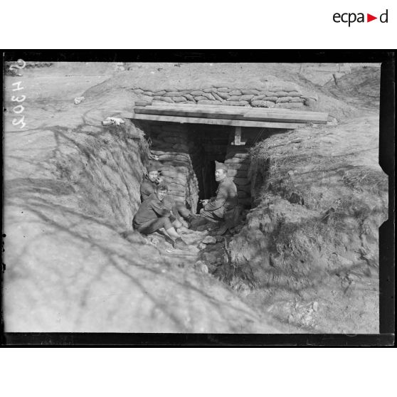 Celles-sur-Aisne (Aisne). Soldats américains à l'entrée d'une sape. [légende d'origine]