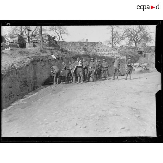 Celles-sur-Aisne (Aisne). Soldats américains faisant leur toilette. [légende d'origine]