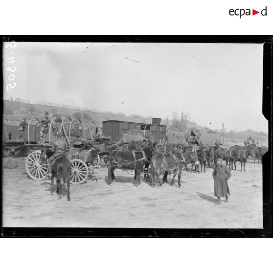 Celles-sur-Aisne (Aisne). Soldats américains chargeant des voitures de ravitaillement. [légende d'origine]
