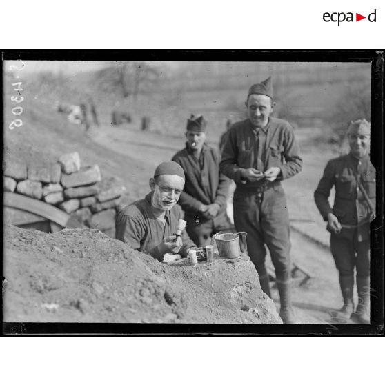 Celles-sur-Aisne, soldat américain se faisant la barbe à l'entrée d'un abri. [légende d'origine]