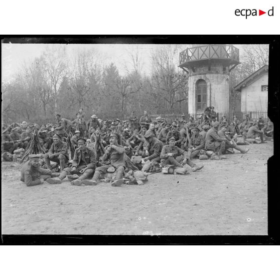 Longpont (Aisne), soldats anglais allant au repos. [légende d'origine]