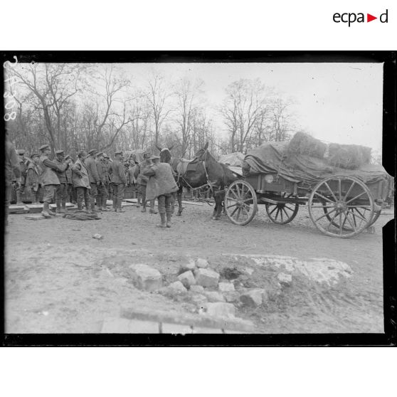 Longpont (Aisne). Artillerie anglaise allant au repos, embarquant son matériel. [légende d'origine]
