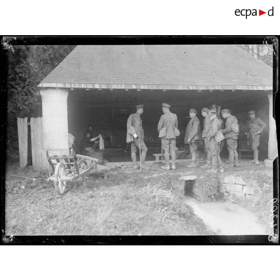 Longpont (Aisne). Soldats anglais près du lavoir. [légende d'origine]
