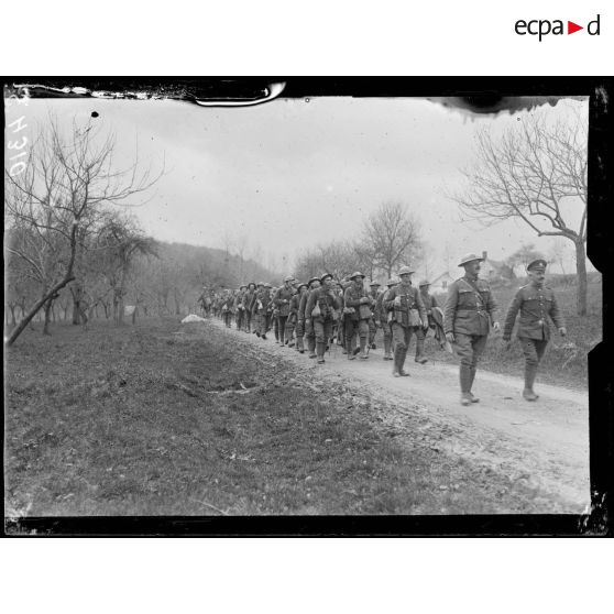 Route de Villers-Cotterêts (Aisne). Troupes anglaises allant au repos. [légende d'origine]