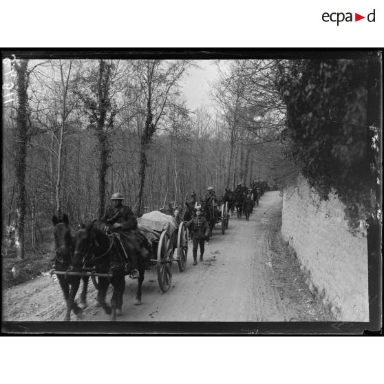 Route de Villers-Cotterêts (Aisne). Troupes anglaises allant au repos. [légende d'origine]