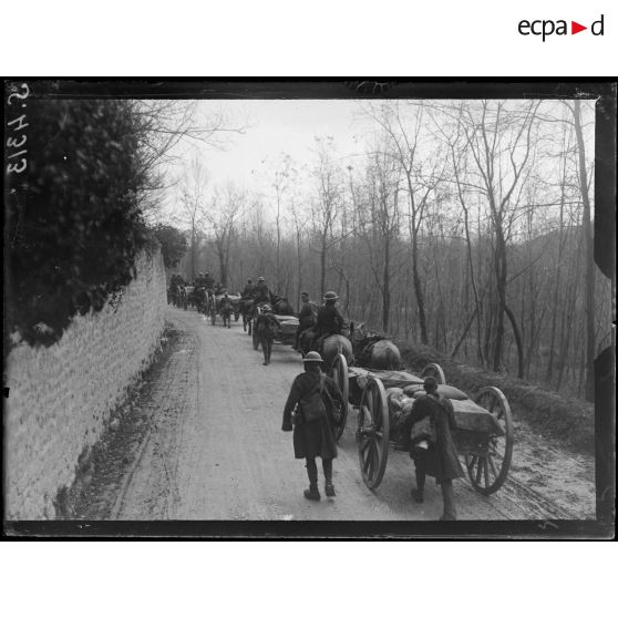 Route de Villers-Cotterêts (Aisne). Troupes anglaises allant au repos. [légende d'origine]