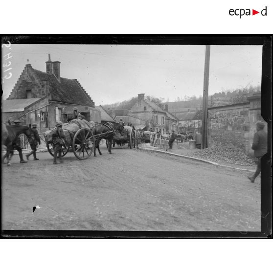 Coeuvres (Aisne). Troupes anglaises allant au repos traversant le village. [légende d'origine]