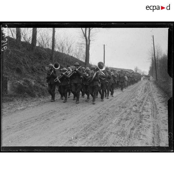 Route de Villers -Cotterêts (Aisne). Infanterie anglaise revenant des lignes, musique en tête. [légende d'origine]