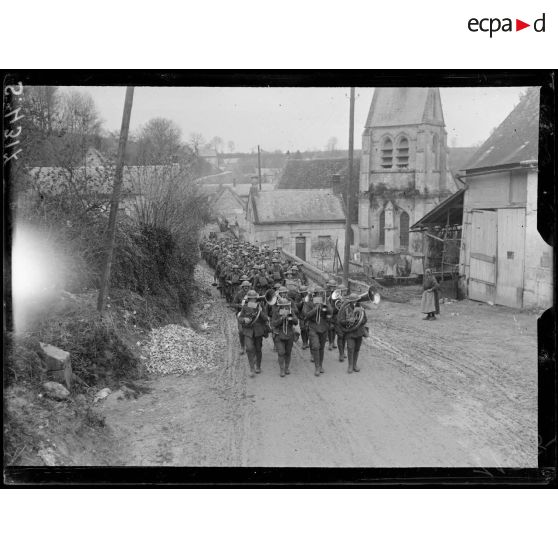 Route de Villers -Cotterêts (Aisne). Troupes anglaises allant au repos traversant un village près de Coeuvres. [légende d'origine]