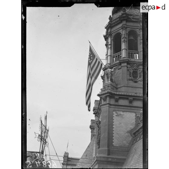 Paris. Le drapeau américain offert par la ville de Philadelphie est hissé sur l'hôtel de Ville. [légende d'origine]