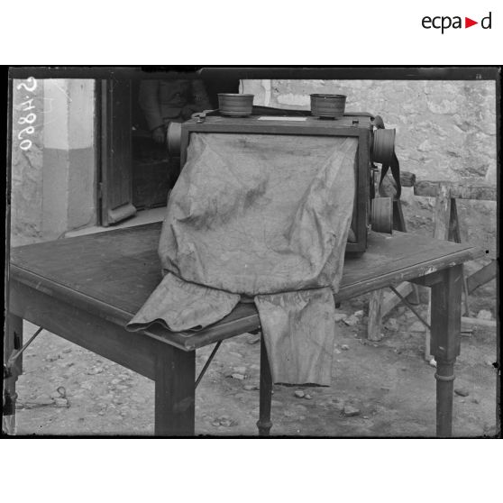 Provins (Seine-et-Marne). Service colombophile. Cage allemande servant pendant les émissions de gaz, appareil avec ses manches. [légende d'origine]