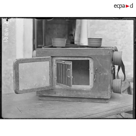 Provins (Seine-et-Marne). Service colombophile. Cage allemande servant pendant les émissions de gaz, appareil ouvert. [légende d'origine]