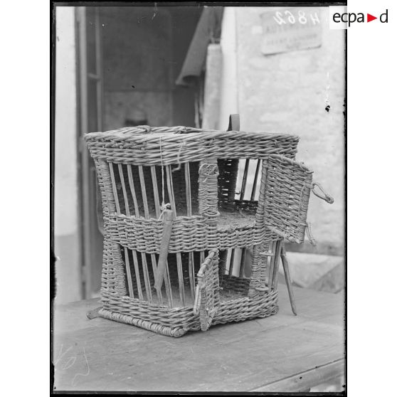 Provins (Seine-et-Marne). Service colombophile. Panier allemand pour le transport des pigeons. [légende d'origine]
