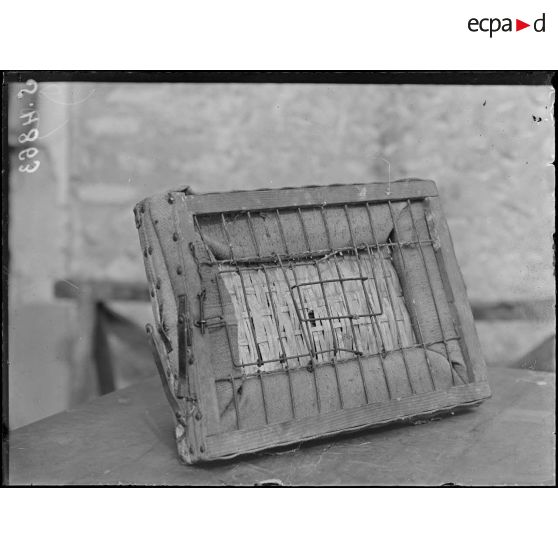 Provins (Seine-et-Marne). Service colombophile. Panier allemand de repos (fermé). [légende d'origine]