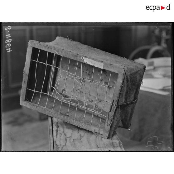 Provins (Seine-et-Marne). Service colombophile. Panier allemand de repos (ouvert). [légende d'origine]