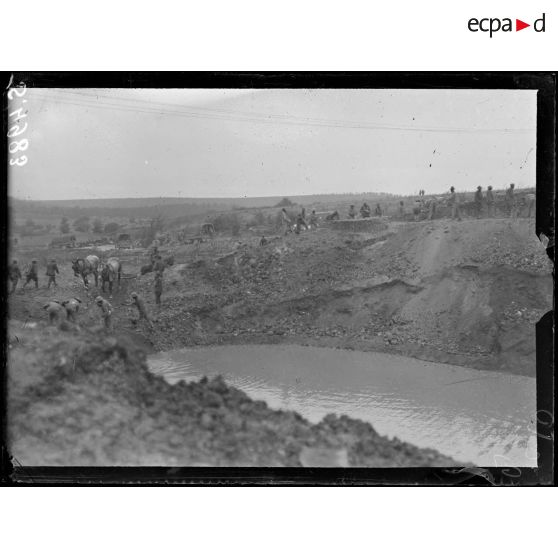 Près de Varennes (Meuse). La réfection de la route détruite par une mine. [légende d'origine]