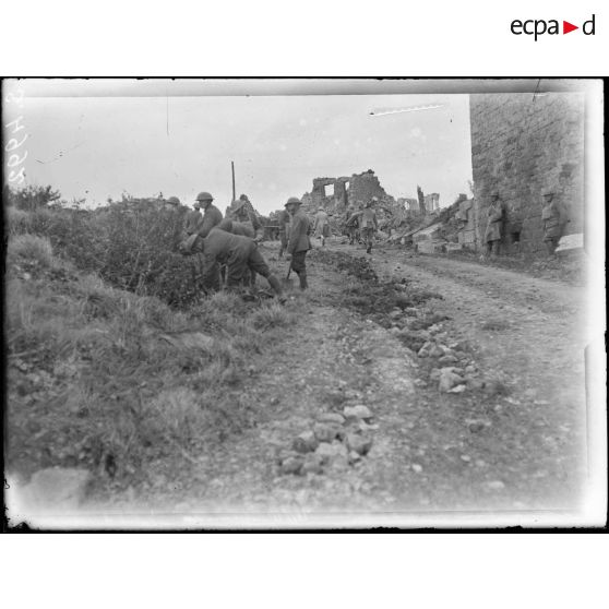 Montfaucon (Meuse). Une rue. [légende d'origine]
