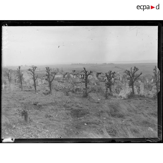 Montfaucon (Meuse). L'observatoire construit dans les ruines de l'église et d'où les allemands voyaient Verdun. [légende d'origine]