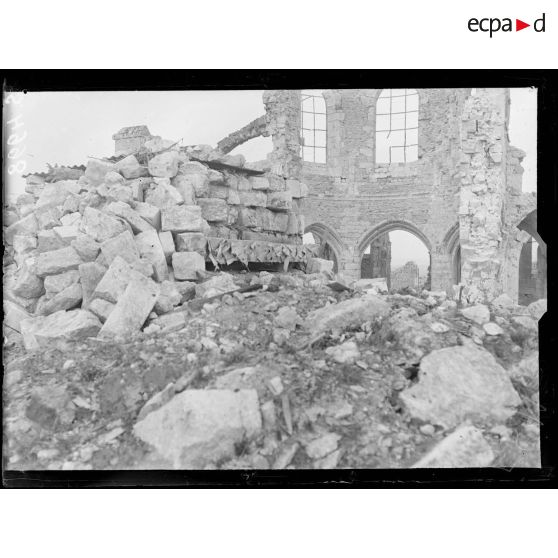 Montfaucon (Meuse). L'observatoire construit dans les ruines de l'église et d'où les allemands voyaient Verdun. [légende d'origine]